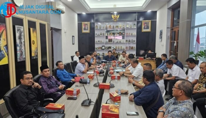 Akses Bawean Lumpuh Akibat Gelombang Tinggi, DPRD Gresik Siapkan KMP Drajat Paciran dan BTT Rp5 Miliar