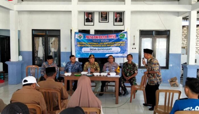 Kawal Musrenbangdes Desa Bandaran, Polsek Tlanakan Pastikan Pembangunan 2027 Tepat Sasaran