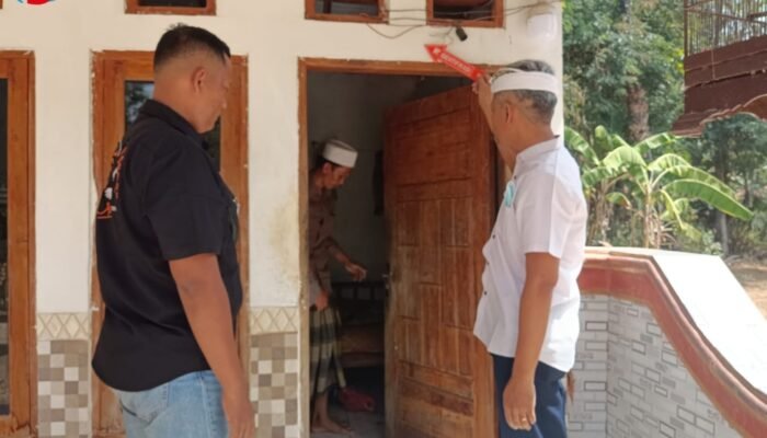 Polresta Sumenep Olah TKP Penemuan Mayat Pria Paruh Baya di Desa Longos Gapura