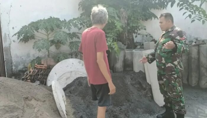 Sambangi UMKM Material di Gresik, Babinsa Koramil Driyorejo Dorong Ketahanan Ekonomi Warga