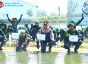 Sinergi Cegah Abrasi: Polres Gresik, Forkopimda, dan PT Smelting Tanam 10.000 Mangrove di Randuboto