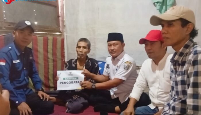 Semarak HUT RI ke-81: Baznas Sampang dan Plt Camat Pangarengan Bantu Biaya Berobat Warga Sakit Kronis