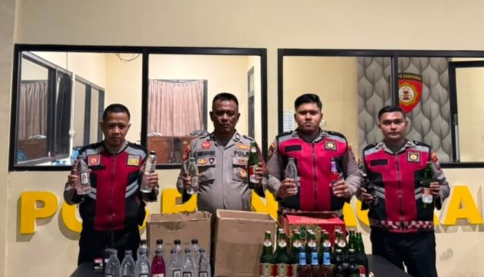 Patroli Kamtibmas Polresta Sumenep Sita Puluhan Botol Miras Ilegal dari Dua Toko