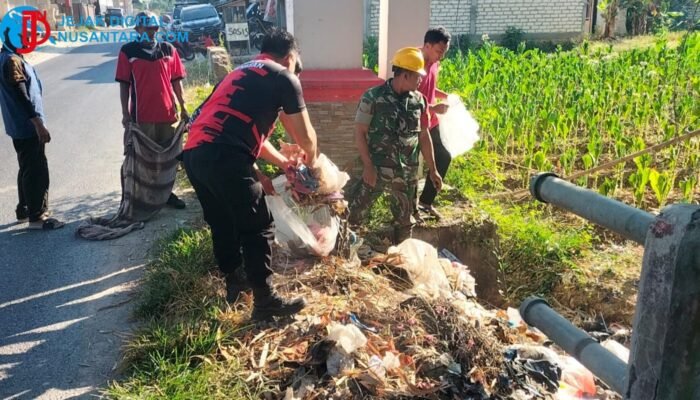 Dukung Gerakan Pemuda, TNI-Polri dan Forkopimcam Palengaan Gotong Royong Bersihkan Area Jembatan Palengaan Daya