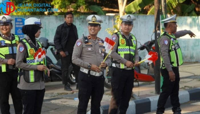 Semarakkan HUT ke-81 RI, Polres Pamekasan Bagikan Bendera Merah Putih ke Pengguna Jalan