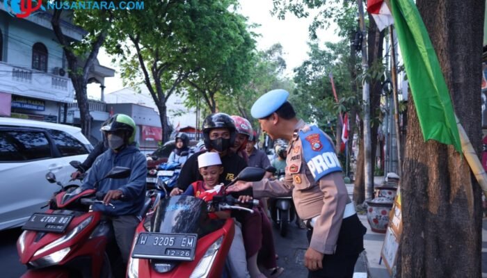 Polres Gresik Bagikan Ratusan Bendera Merah Putih di Simpang Sentolang Sambut HUT ke-81 RI