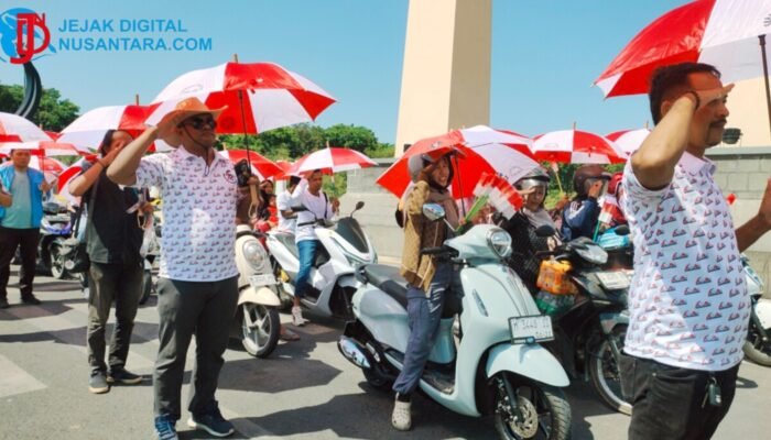 Semarak HUT ke-81 RI di Sampang: AWAS Bagikan Bendera dan Payung Merah Putih di Alun-Alun Trunojoyo
