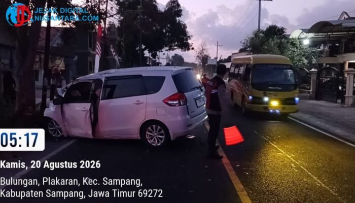 Mobil Ertiga Hantam Tiang Telepon di Jalan Raya Plakaran Sampang, 7 Korban Dilarikan ke Faskes