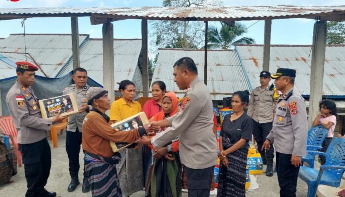 Polri Salurkan Bantuan Logistik bagi Korban Gempa Flores di Desa Kerirea Ende