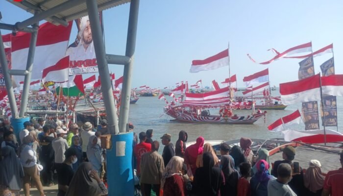 Semarak Sedekah Laut Campurejo, Laut Dihiasi Perahu Merah Putih, Nelayan Panjatkan Doa Keselamatan