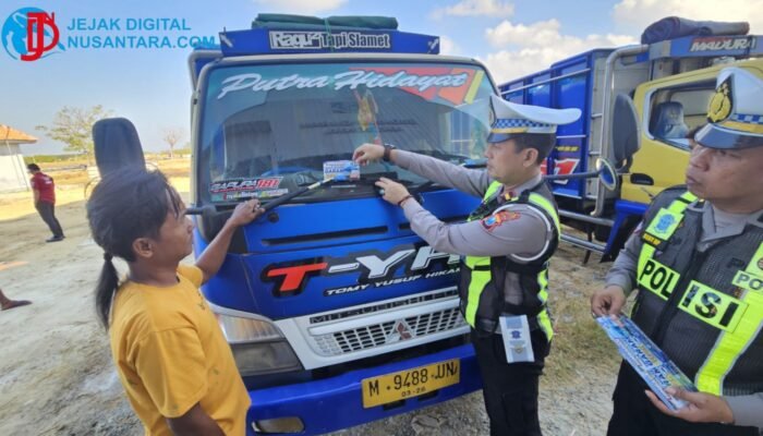 Antisipasi Jalan Licin Akibat Tetesan Garam, Satlantas Polres Pamekasan Sosialisasi Truk Angkutan