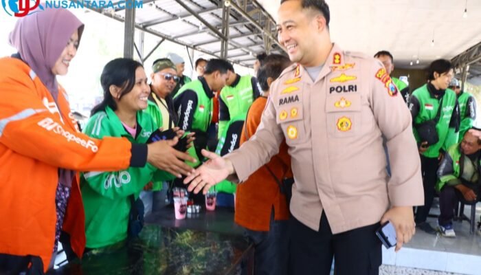 Kapolres Gresik Gelar Dialog dan Bagi Bansos Paket Beras ke Ratusan Driver Ojol