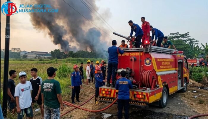 Pembakaran Sampah Picu Kebakaran 3 Gudang Afalan di Domas Menganti, Kerugian Ditaksir Ratusan Juta