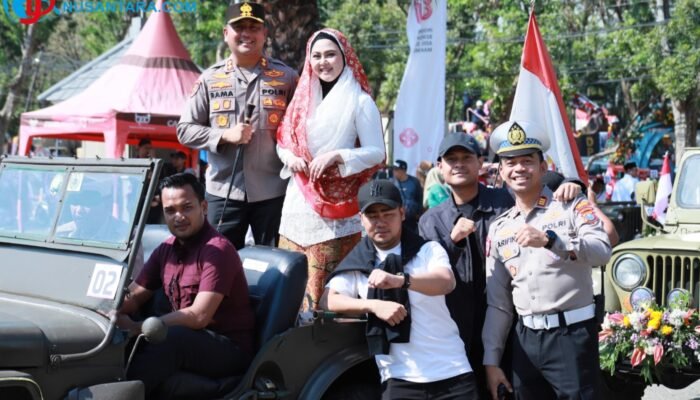Mobil Klasik Kapolres Gresik Curi Perhatian di Gresik Merdeka Carnival 2026, Serukan Pesan ‘Jogo Gresik’