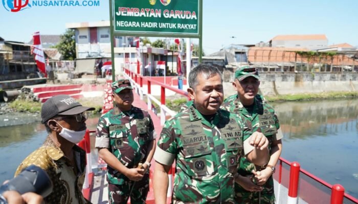 Danrem Bhaskara Jaya Dampingi Kasad Menyapa Warga Genting Kalianak, Tinjau Jembatan dan Salurkan Sembako