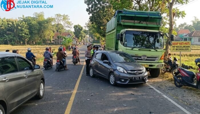 Diduga Mengantuk, Honda Brio Hantam Truk Tronton di Jalan Raya Torjun Sampang