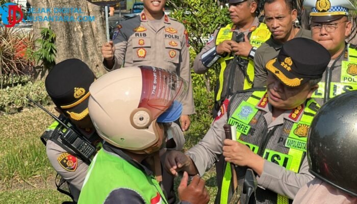 Dukung Budaya Tertib Berlalu Lintas, Polrestabes Surabaya Apresiasi Pengendara Taat Aturan