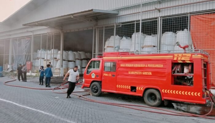 Babinsa Driyorejo Sigap Bantu Padamkan Kebakaran Gudang Cat PT Wing Surya