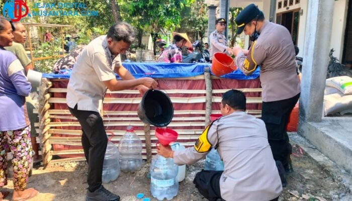 Polres Bojonegoro Pasok 25 Ribu Liter Air Bersih untuk Warga Terdampak Kemarau di Kumpulrejo