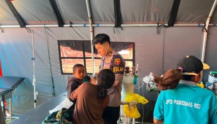 Pasca-Gempa Manggarai: Tim Kesehatan Korbrimob Sisir Perkembangan Pasien di Posko Barangkolong