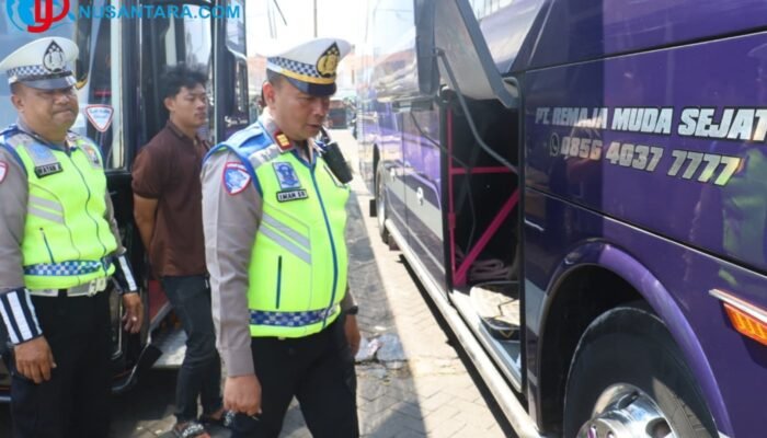 Ramp Check Bus Peziarah di Sunan Ampel, Polres Tanjung Perak dan Dishub Surabaya Pastikan Keselamatan Wisata Religi
