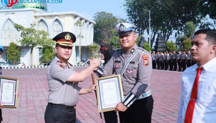 Polres Gresik Beri Penghargaan 5 Personel Usai Raih Predikat Pelayanan Prima Kategori A