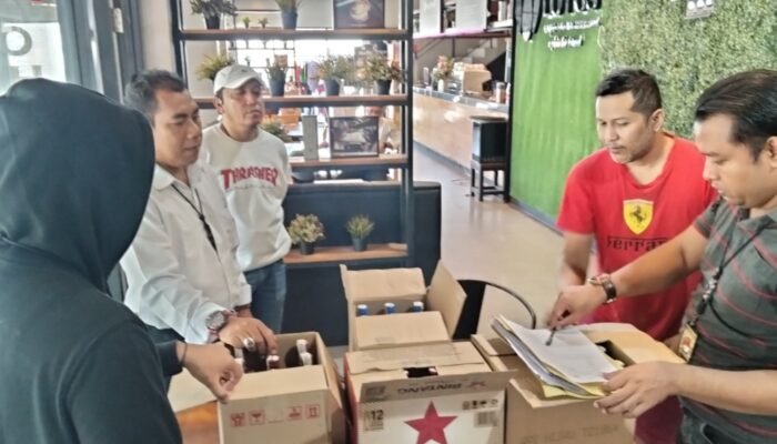 Polresta Sumenep Sita 48 Botol Miras di Cafe Lotus saat Razia