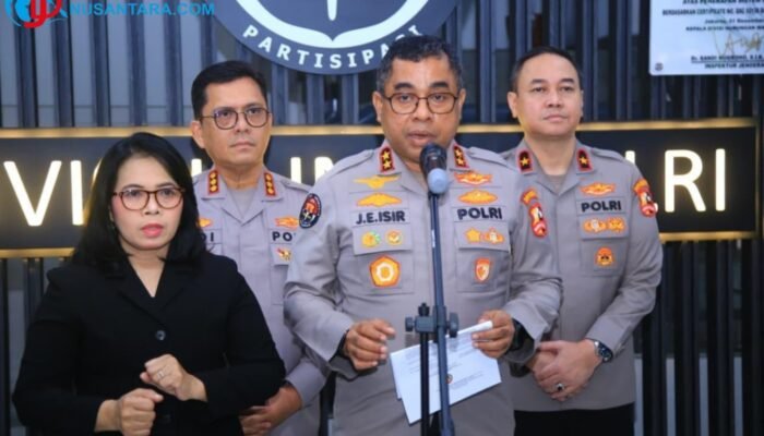Upaya Mitigasi Erupsi Anak Krakatau: Polri Semprot Jalan hingga Bagi Masker