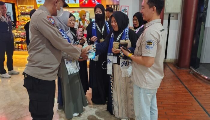 Polresta Bandara Soetta Bagikan Snack Gratis di Terminal 2, Pastikan Keberangkatan Aman