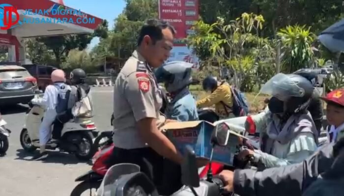 Antisipasi Penumpukan Antrean SPBU, Polres Bondowoso Bagikan Air Minum Gratis ke Pengendara