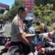 Antisipasi Penumpukan Antrean SPBU, Polres Bondowoso Bagikan Air Minum Gratis ke Pengendara