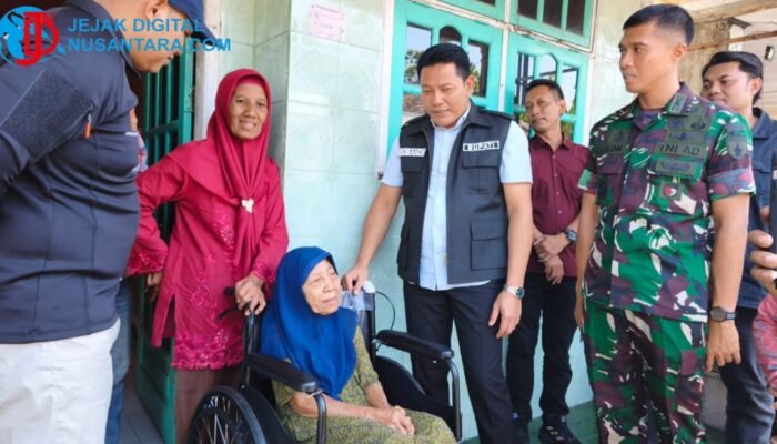 Bupati Subandi Salurkan Kursi Roda dan Program RTLH di Krembung-Prambon