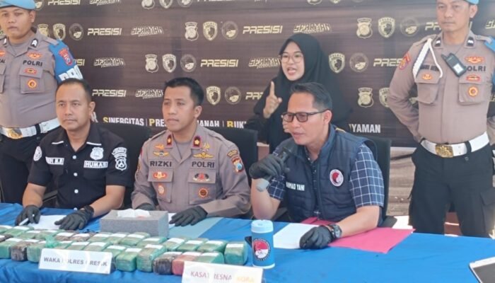 Polres Gresik Gagalkan Pengiriman 10,8 Kg Ganja Dalam Motor Vespa ke Sulawesi