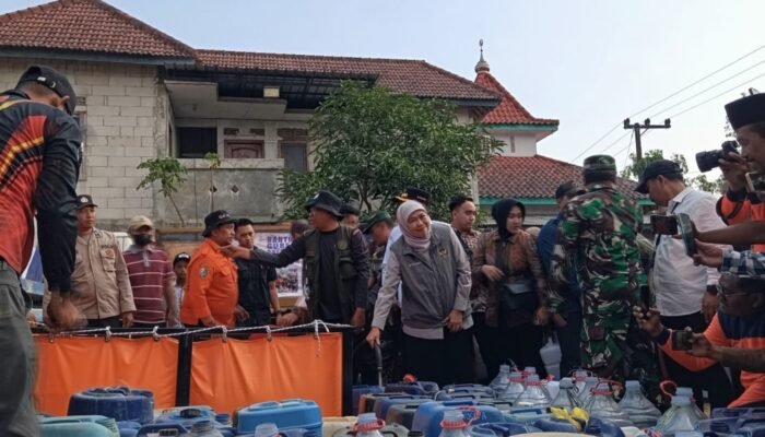 Krisis Air Bersih: Khofifah Pasok Bantuan ke Sampang dan Dorong Solusi Jangka Panjang