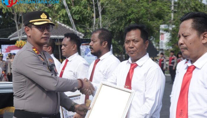Hari Lalu Lintas Bhayangkara ke-71: Kapolres Sampang Gelar Apel Presisi, Ganjar 40 Anggota Berprestasi