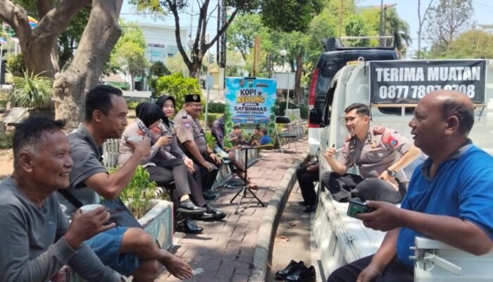 Lewat Kopi Keliling, Satbinmas Polres Gresik Serap Aspirasi Warga di Bundaran GK