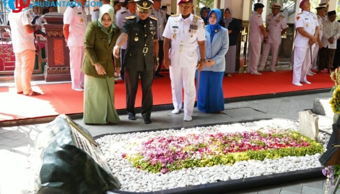 Menjelang HUT ke-81 TNI, Danrem Bhaskara Jaya Ziarah ke Makam Gus Dur