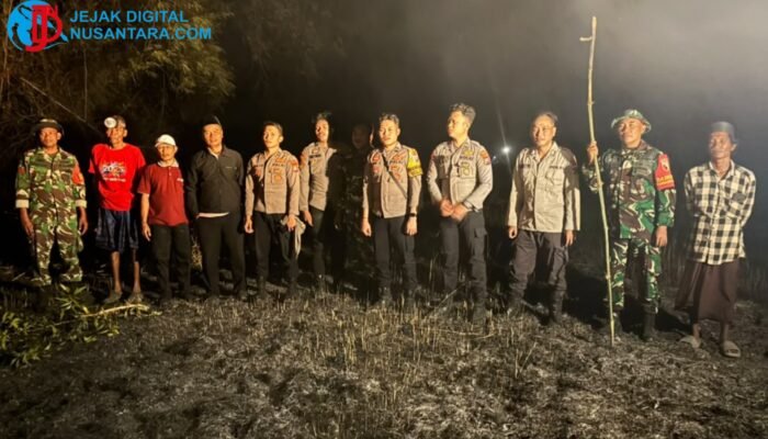 Api Lahap Lahan Kering di Raas, TNI-Polri dan Warga Turun Padamkan