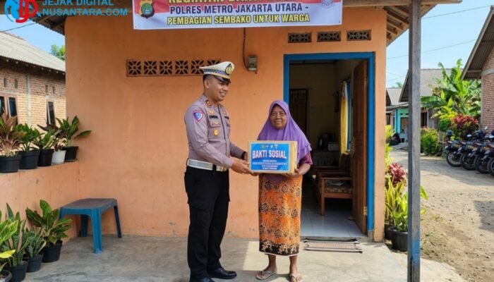 Satlantas Polres Sampang Bagikan Bansos Lansia Saat HUT Lantas ke-71 di Banyuanyar