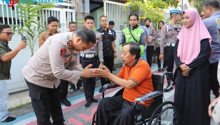 Jelang HUT Lantas ke-71, Kapolres Gresik Bantu Ojol Korban Kecelakaan Kursi Roda dan Modal Usaha