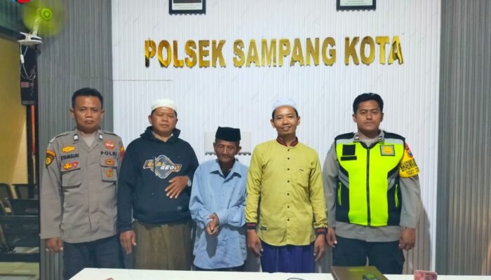 Lansia Linglung Asal Pamekasan Ditemukan Masuk Rumah Warga Sampang, Polsek Bergerak Cepat