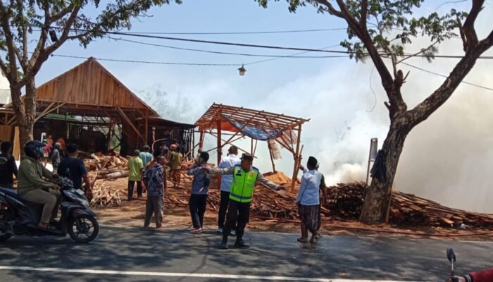 Kebakaran Lahan Somil di Torjun Sampang Timbul Akibat Sampah, Kayu Puluhan Juta Rupiah Hangus
