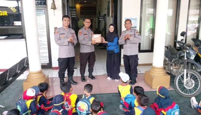 Polisi Sahabat Anak: 50 Siswa KB Smart Kid’s Belajar Profesi dan Tertib Lalu Lintas di Mapolsek Wagir