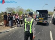 Pengendara Motor Tabrak L300 di JLS Sampang, Satu Penumpang Tewas dan Pengemudi Kritis