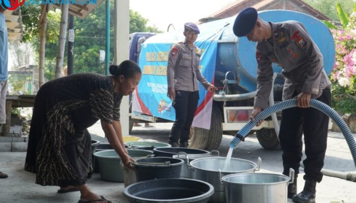 Brimob Polda Jatim Salurkan 40 Ribu Liter Air Bersih untuk Ratusan KK di Gresik dan Sidoarjo