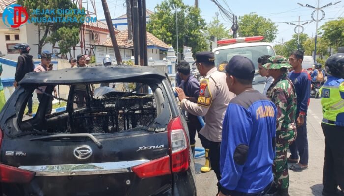 Diduga Angkut BBM Subsidi, Mobil Xenia Terbakar dan Tabrak Tiang di Sampang, 2 Orang Luka