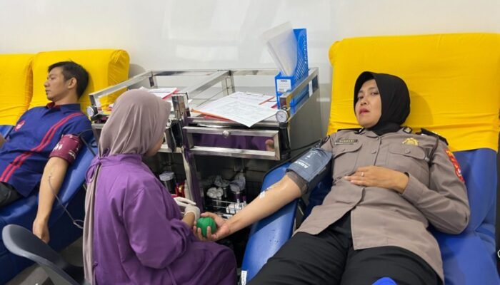 HUT ke-75 Humas Polri: Polres Kediri Kota Gelar Baksos dan Donor Darah untuk Warga