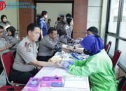 HUT ke-75 Humas Polri, Polda Jatim dan Wartawan Gelar Aksi Donor Darah Kemanusiaan di Surabaya