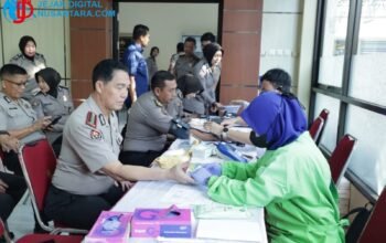 HUT ke-75 Humas Polri, Polda Jatim dan Wartawan Gelar Aksi Donor Darah Kemanusiaan di Surabaya