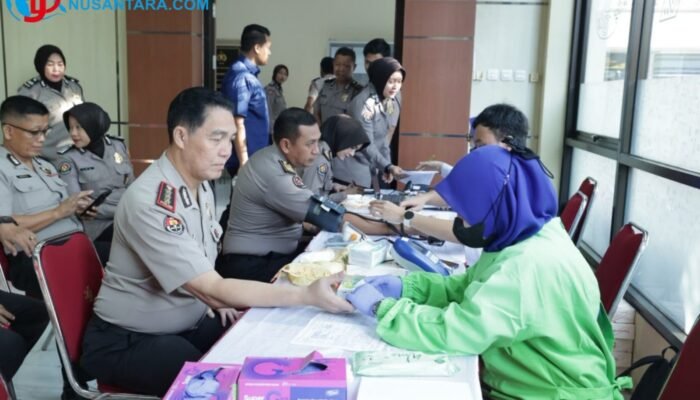 HUT ke-75 Humas Polri, Polda Jatim dan Wartawan Gelar Aksi Donor Darah Kemanusiaan di Surabaya